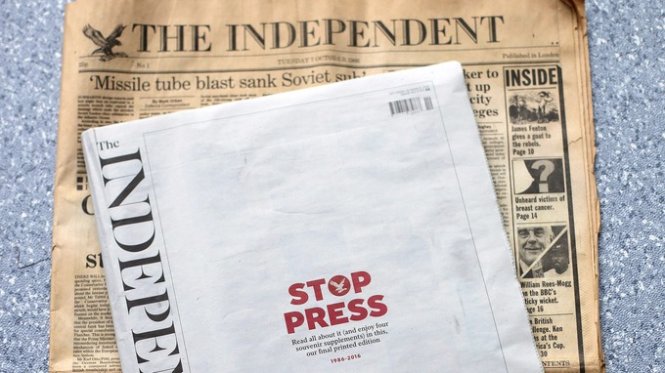 Ấn bản cuối cùng của tờ báo giấy, chụp cùng ấn bản đầu tiên của The Independent - Ảnh: PA