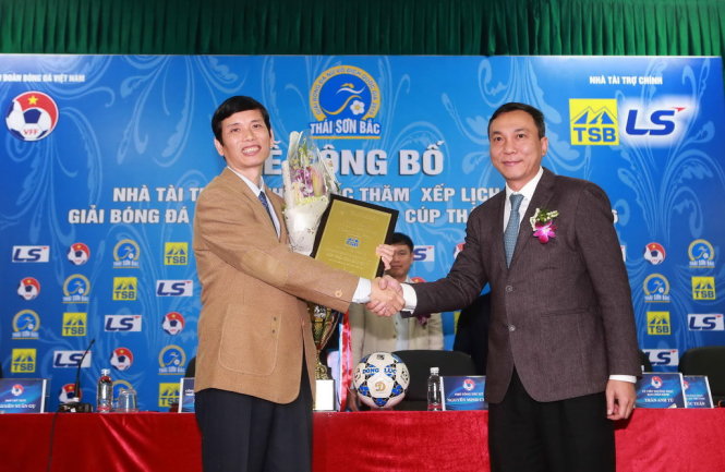 Phó chủ tịch VFF Trần Quốc Tuấn (phải) tặng hoa cho đại diện nhà tài trợ Thái Sơn Bắc . Ảnh: Nam Khánh
