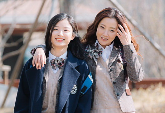 Kim He Sun (phải, vai Jo Kang Ja) và Kim Yoo Jung (vai con gái Ah Ran) trong phim Khi mẹ ra tay - Ảnh tư liệu