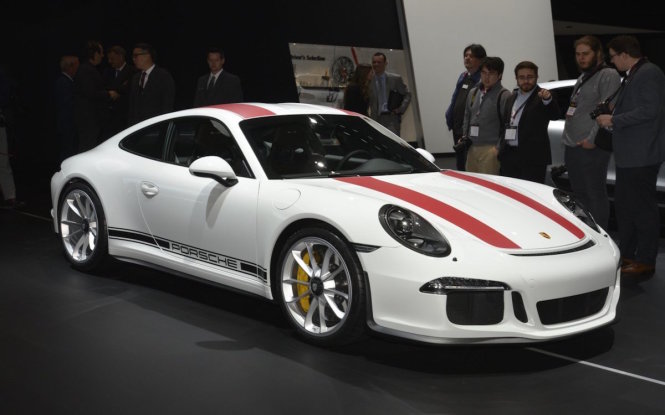 Chiếc 911R của Porsche cũng gây ấn tượng khá thú vị tại triển lãm lần này - Ảnh: BI