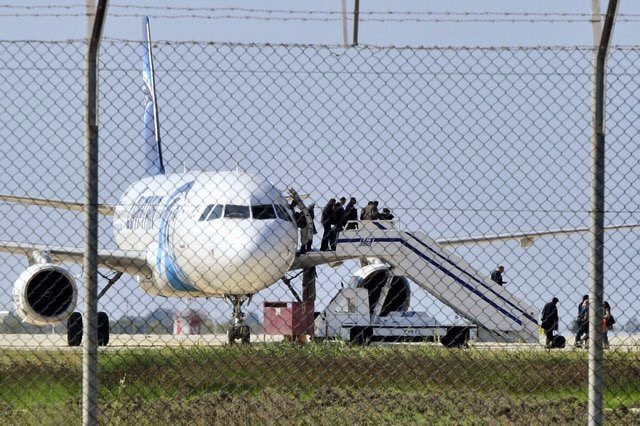 Nhóm phi hành đoàn đang rời khỏi máy bay MS181 (EgyptAir) bị không tặc khống chế - Ảnh: AFP