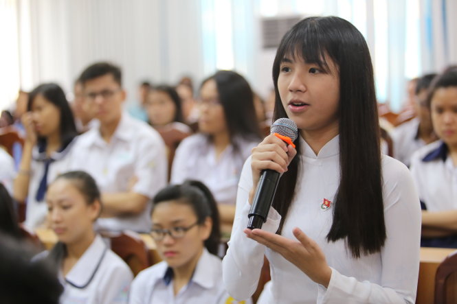 Bạn Phạm Tường Lan Thy, học sinh Trường THPT chuyên Lê Hồng Phong, đặt câu hỏi cho các thầy cô ban giám đốc Sở GD-ĐT TP.HCM trong buổi đối thoại với học sinh THPT năm 2016 - Ảnh: Như Hùng