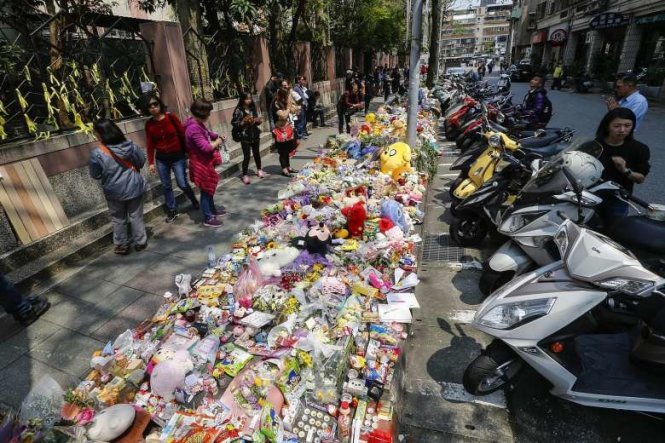 Người dân Đài Loan đặt hoa và đồ chơi tưởng nhớ bé gái bị sát hại dã man ở Đài Bắc hôm 28-3 - ẢnhStraits Times