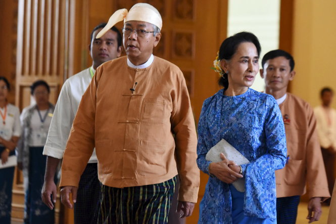 Tân Tổng thống Htin Kyaw (trái) và bà Suu Kyi đến trụ sở quốc hội ngày 30-3 - Ảnh: Reuters