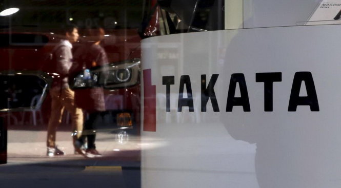 Logo tập đoàn Takata trong một showroom ở Tokyo, Nhật Bản - Ảnh: Reuters