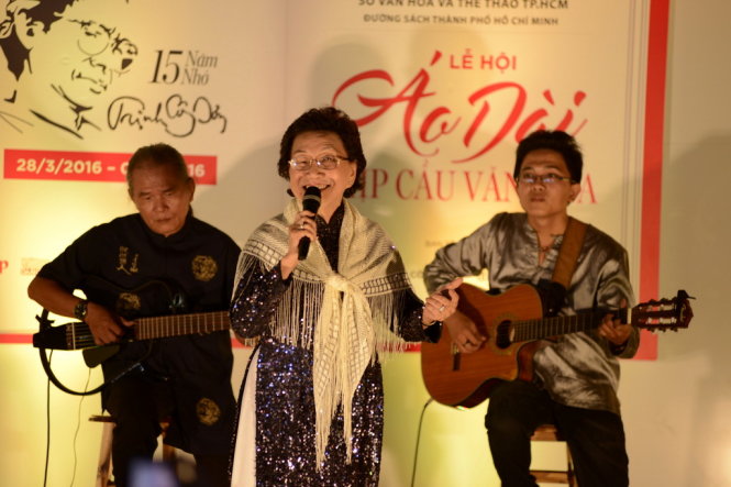 Khán giả Hồng Châu thể hiện niềm đam mê nhạc Trịnh dù năm nay đã 76 tuổi - Ảnh: Duyên Phan