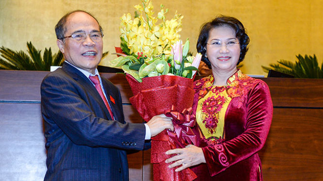 Ông Nguyễn Sinh Hùng chúc mừng tân Chủ tịch Quốc hội Nguyễn Thị Kim Ngân   Ảnh: V.D.