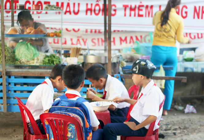 Lũ trẻ ăn sáng trước khi vào giờ học