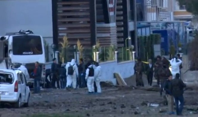 Các nhà điều tra đang xem xét hiện trường vụ nổ ở thành phố Diyarbakir ở đông nam Thổ Nhĩ Kỳ - Ảnh: Reuters