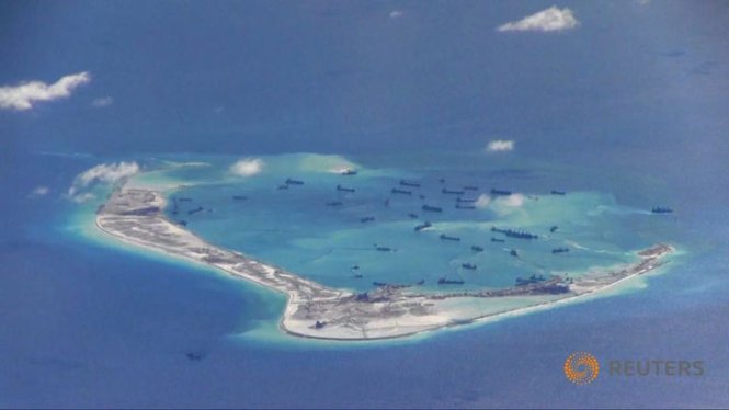 Hình ảnh do hải quân Mỹ cung cấp cho thấy đội tàu nạo vét của Trung Quốc hoạt động trái phép ở Đá Vành Khăn, thuộc quần đảo Trường Sa của Việt Nam - Ảnh:Reuters