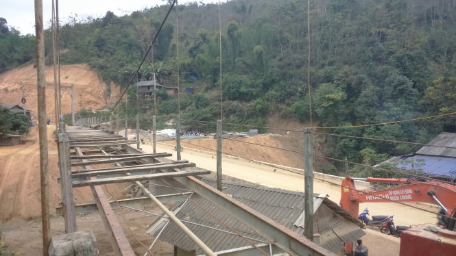 Cầu treo Na Tao ở xã Pù Nhi, huyện Mường Lát (Thanh Hóa), một trong ba cầu treo đã xuống cấp nặng - Ảnh: H.Đồng