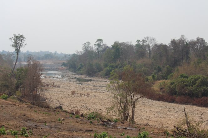  Một “hẻm cá” để cá từ hạ nguồn Mekong ngược dòng lên thượng nguồn sinh sản đã bị công trình đập Don Sahong chặn lại và giờ đã phơi đáy 

