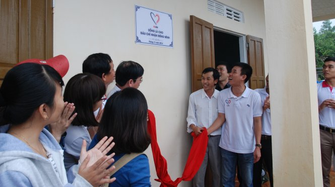 Nhóm các thành viên trong câu lạc bộ “Bạn thương nhau” cùng chính quyền địa phương và thầy cô giáo khánh thành điểm trường ở xã Trà Khê (huyện Tây Trà, Quảng Ngãi) - Ảnh: Hồng Nguyên