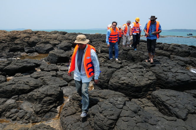 Đoàn chuyên gia khảo sát trên một bình nguyên núi lửa rộng lớn ở Quảng Ngãi - Ảnh: Trần Mai