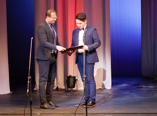 Ninh Đức Hoàng Long lên nhận giải nhất tại cuộc thi opera quốc tế Simándy József International Singing Competition lần thứ 9 - Ảnh: Facebook nhân vật