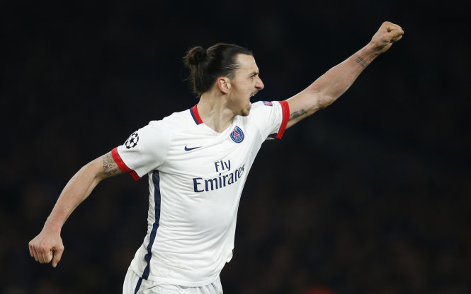 Ibrahimovic đối đầu Aguero. Ảnh: Reuters