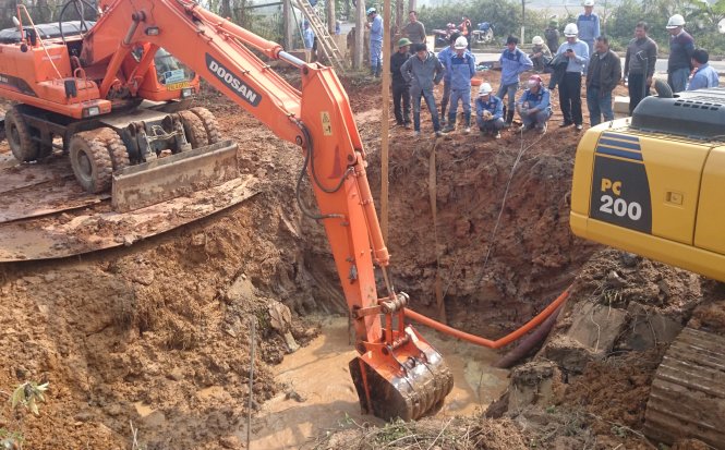 Khắc phục sự cố vỡ đường ống nước sông Đà giai đoạn 1 - Ảnh: Xuân Thành