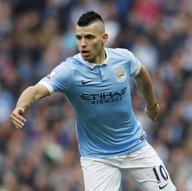 Ibrahimovic đối đầu Aguero. Ảnh: Reuters