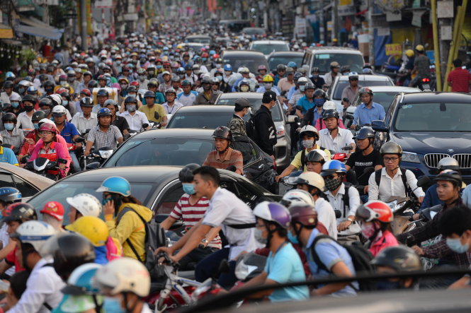Ùn ứ xe kéo dài từ vòng xoay Nguyễn Thái Sơn đến đường Nguyễn Kiệm (Q.Gò Vấp, TP.HCM) chiều 6-4 - Ảnh: Hữu Khoa