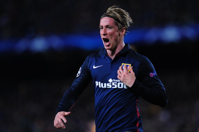 Torres chơi đầy nỗ lực trong trận gặp Barca - Ảnh: AFP