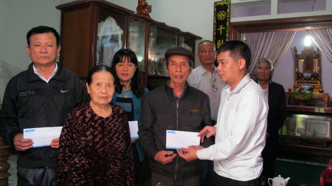 Trao tiền cho thân nhân các liệt sĩ ở huyện Thái Thụy (Thái Bình) 
- Ảnh: Ngọc Quang