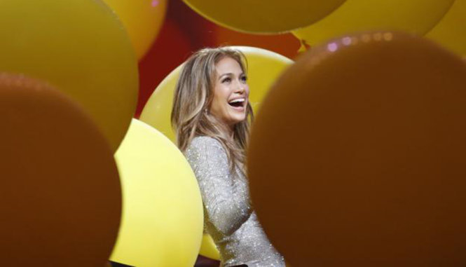 Vẻ mặt của nữ giám khảo Jennifer Lopez khi bóng rớt xuống trong đêm chung kết năm 2014 - Ảnh: Reuters