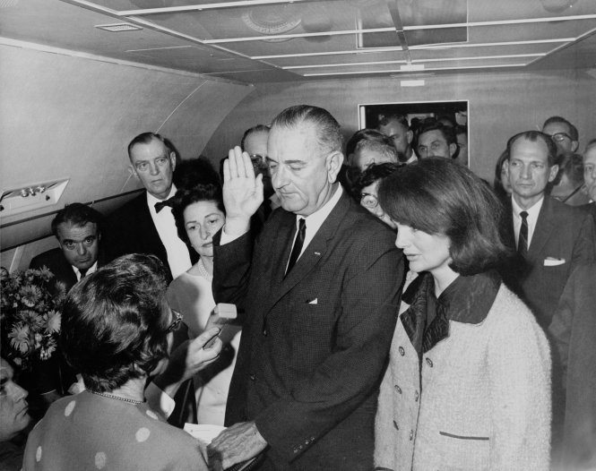 Tổng thống Lyndon Johnson tuyên thệ vào tháng 11-1963 dưới sự điều hành buổi lễ của nữ thẩm phán Sarah T. Hughes, người phụ nữ duy nhất cho tới nay đảm nhiệm công việc này - Ảnh: Wikipedia
