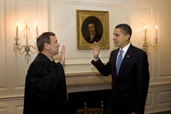 Tổng thống Barack Obama thực hiện lại lễ tuyên thệ với Bộ trưởng tư pháp John Roberts ngày 21-1-2009 sau sự cố nhầm lẫn của lễ tuyên thệ - Ảnh: Wikipedia