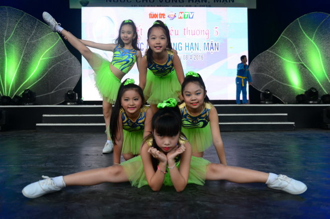 Các em nhỏ duyệt bài lần cuối trước khi biểu diễn trong chương trình - Ảnh: Quang Định