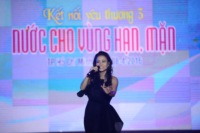 Ca sĩ Thu Minh trình diễn ca khúc Bóng cây Kơnia - Ảnh: Quang Định