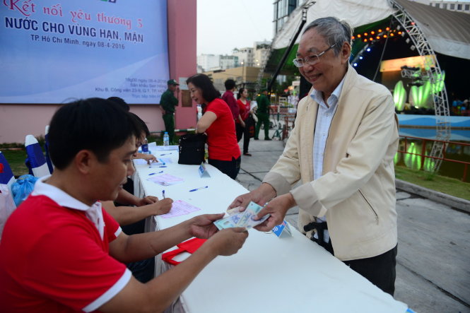 Ông Nguyễn Văn Kiệt, trao tặng 7 triệu đồng ủng hộ chương trình - Ảnh: Quang Định