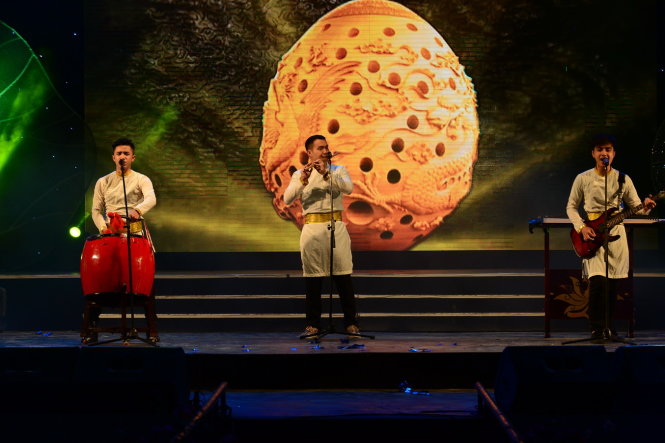 Đoàn ca múa nhạc Bông Sen biểu diễn trong chương trình - Ảnh: Quang Định