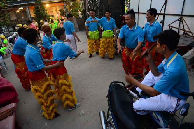 Nhóm múa lân đang duyệt lần cuối chuẩn bị biểu diễn - Ảnh: Quang Định