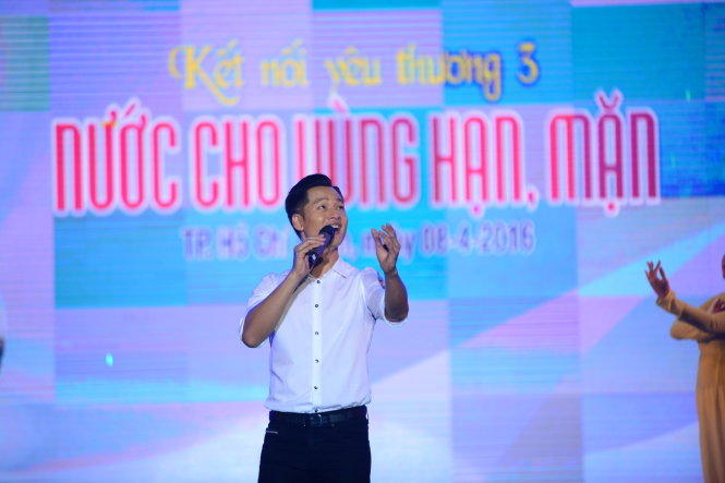 Ca sĩ Đức Tuấn trình diễn trong chương trình - Ảnh: Quang Định