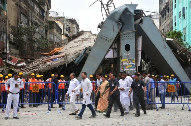 Sập cầu vượt Vivekananda khiến 26 người thiệt mạng Ảnh: AFP