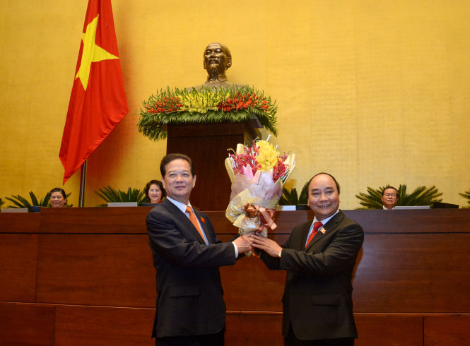 Nguyên Thủ tướng Nguyễn Tấn Dũng tặng hoa chúc mừng tân Thủ tướng Nguyễn Xuân Phúc  - Ảnh: V.D.