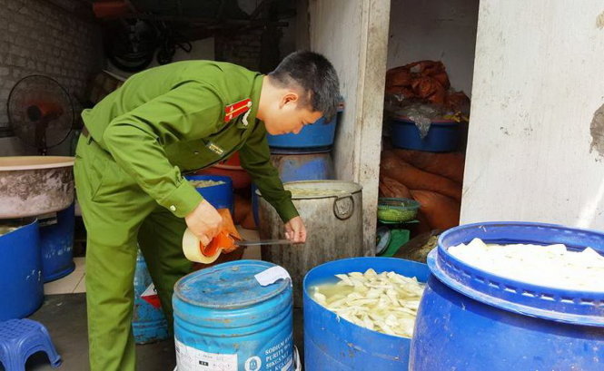 Lực lượng cảnh sát môi trường Nghệ An niêm phong hóa chất tại cơ sở chế biến măng của ông Sơn - Ảnh: Hồng Phong