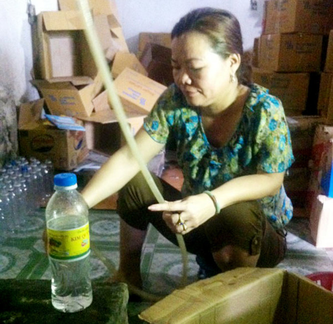 Bà Kim pha giấm ăn bằng axit và nước lã - Ảnh: công an cung cấp