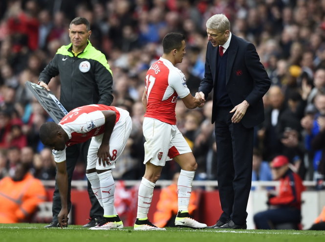 HLV Arsene Wenger cùng các học trò quyết tâm có thêm 3 điểm trước West Ham để nuôi hi vọng vô địch. Ảnh: Reuters