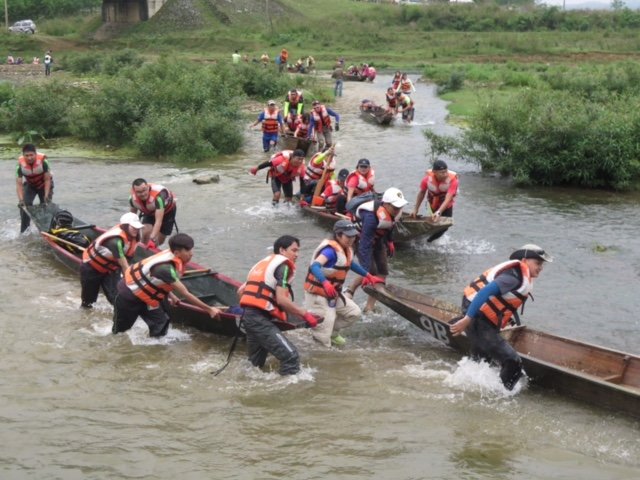 Các đội đua thuyền vượt sông Rào Nan trong cuộc đua Tú Làn Adventure Race 2016 - Ảnh: Tấn Vũ