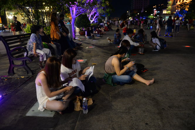 Bày biện ăn uống và ngồi bệt khắp nơi ở phố đi bộ Nguyễn Huệ -  Ảnh: Hữu Khoa
