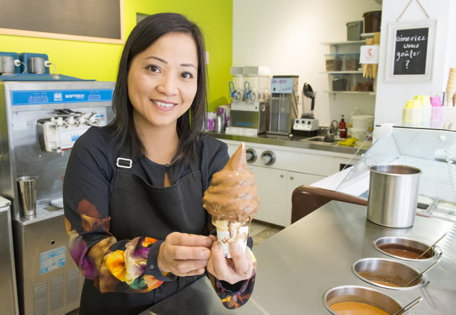 Chị Diem-Thu Doan đang làm kem - Ảnh: Le journal de Montréal
