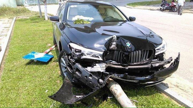 Chiếc BMW 730Li trị giá hơn 4,4 tỷ đồng hỏng nặng phần đầu khi đâm vào cột biển báo - Ảnh: Otofun/PĐK