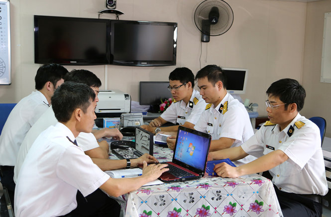 Tổ quân y của Hải quân nhân dân Việt Nam luyện tập các nội dung để tham gia diễn tập