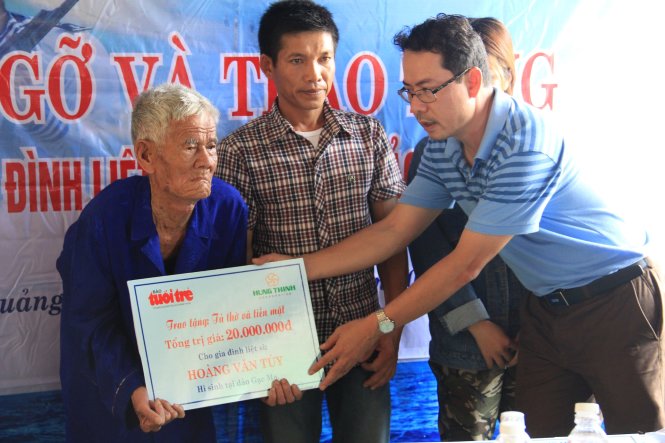 Đại diện báo Tuổi Trẻ trao quà cho các gia đình liệt sĩ Gạc Ma tại Quảng Bình sáng 10-4 - Ảnh: Trường Trung