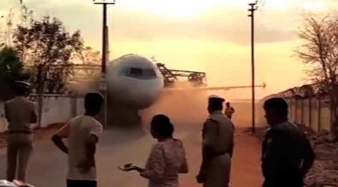 Chiếc máy bay đổ ập xuống bức tường sau sự cố - Ảnh chụp từ video clip