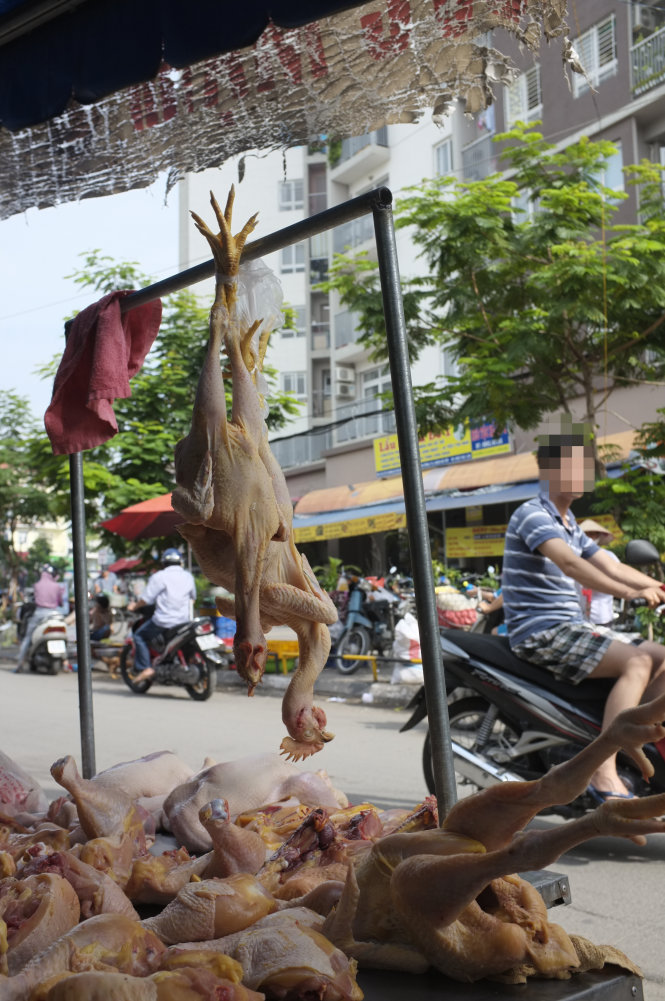 Thịt gà không rõ nguồn gốc được bày bán trên vỉa hè một chợ ở Q.Gò Vấp, TP.HCM - Ảnh: Hoài Linh