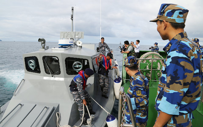 Tàu cao tốc của Indonesia cập mạn để đưa hoa tiêu và sĩ quan liên lạc lên Tàu 561