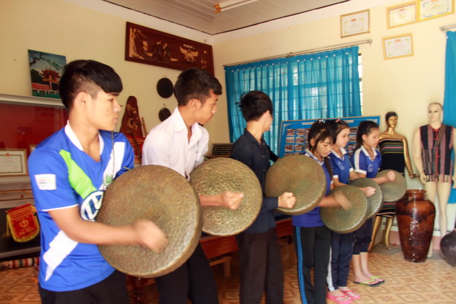 Học sinh Trường phổ thông Dân tộc nội trú huyện Đắk Mil (Đắk Nông) luyện tập bằng bộ chiêng do trường tự bỏ tiền mua vì bộ được tặng không sử dụng được - Ảnh: Trung Tân