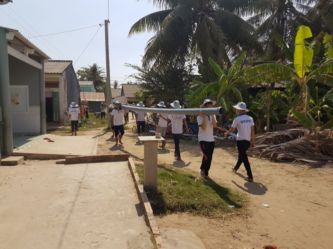 Thanh niên tình nguyện tham gia lắp đặt hệ thống ống dẫn nước sạch đến các hộ dân vùng hạn - Ảnh: T.D.